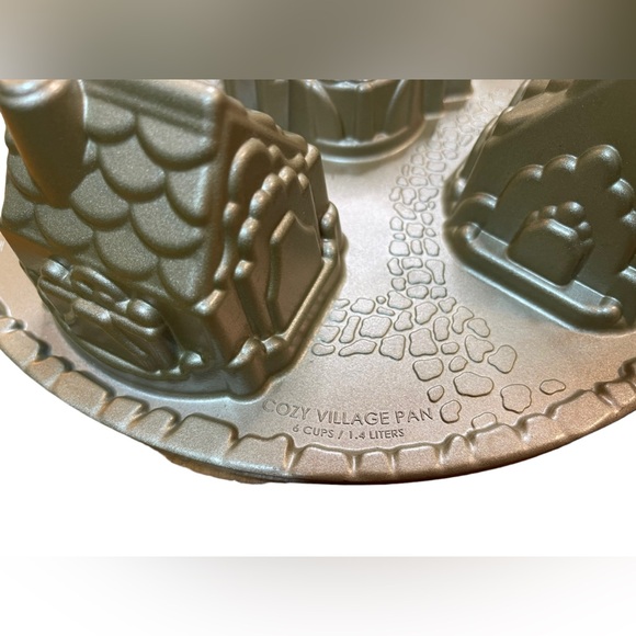 Nordic Ware Cozy Village Pan 6c/4L 12” Diameter - Picture 4 of 6